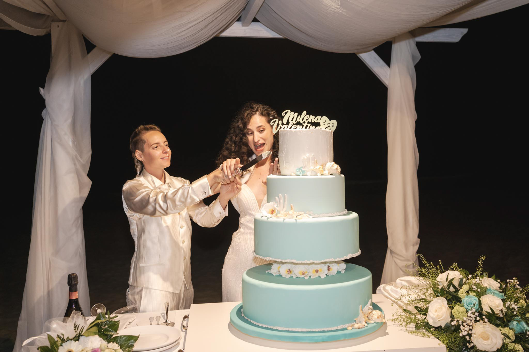 Michela e Valentina – Matrimonio sulla spiaggia di Follonica tra mare, tramonto e fumogeni colorati