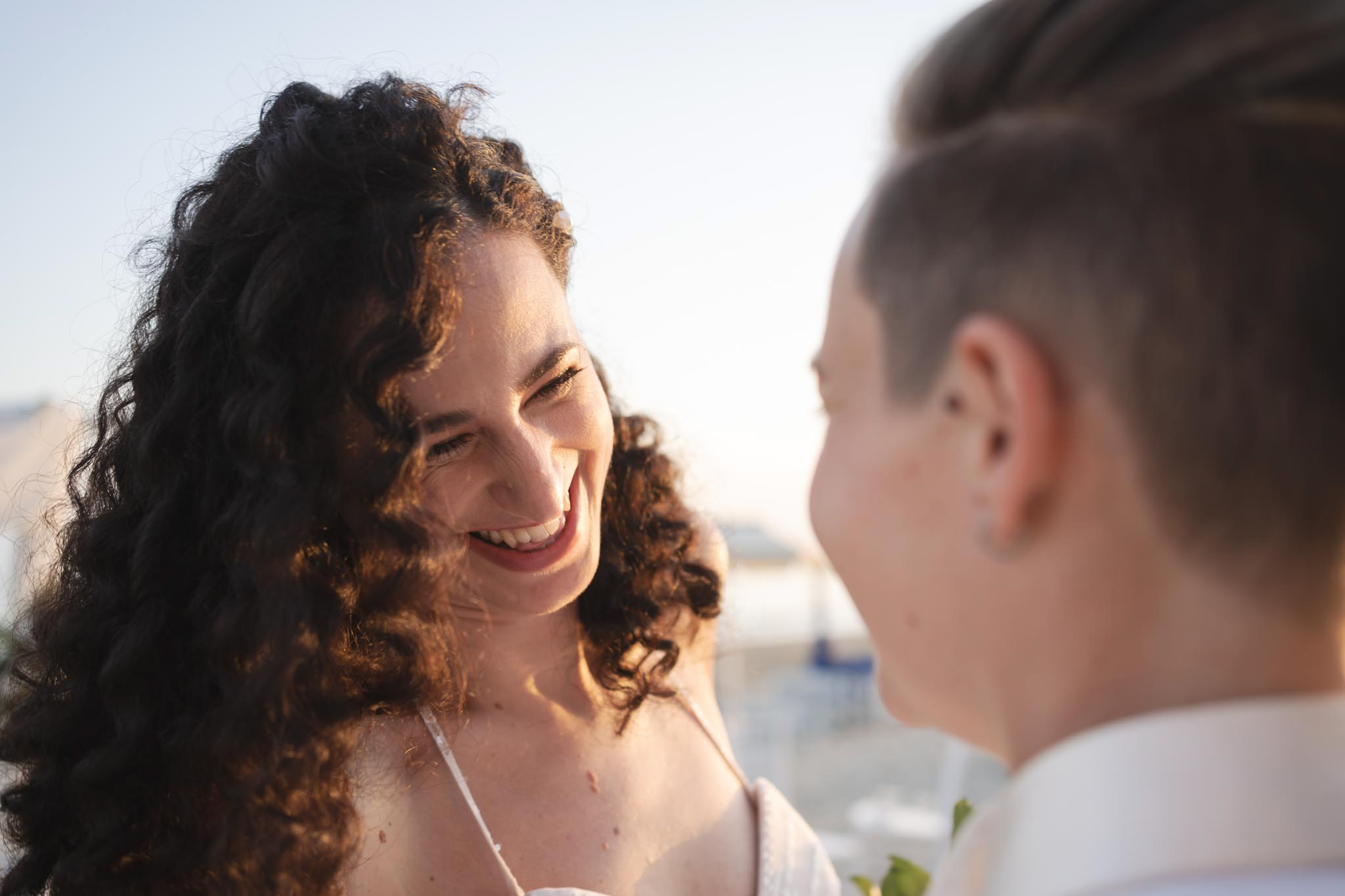 Michela e Valentina – Matrimonio sulla spiaggia di Follonica tra mare, tramonto e fumogeni colorati