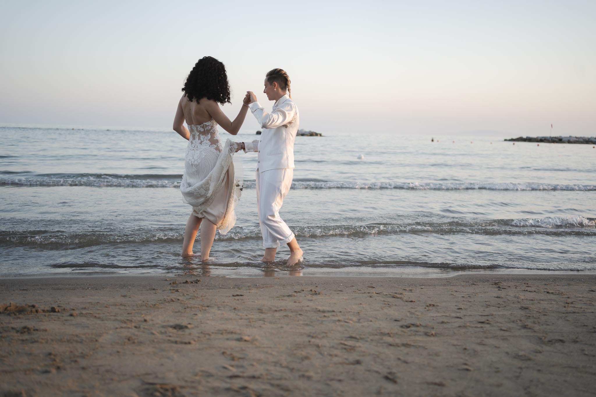 Michela e Valentina – Matrimonio sulla spiaggia di Follonica tra mare, tramonto e fumogeni colorati