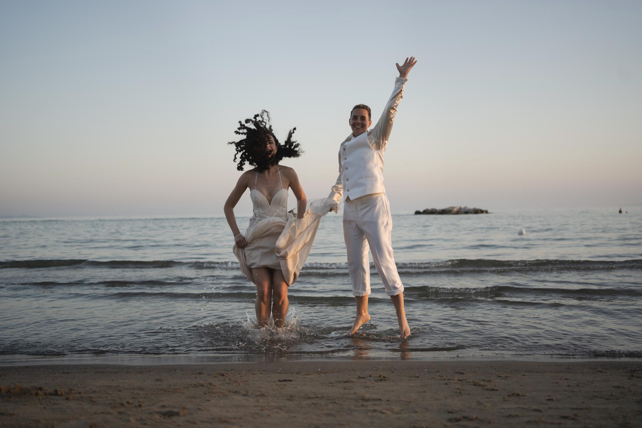 Michela e Valentina – Matrimonio sulla spiaggia di Follonica tra mare, tramonto e fumogeni colorati