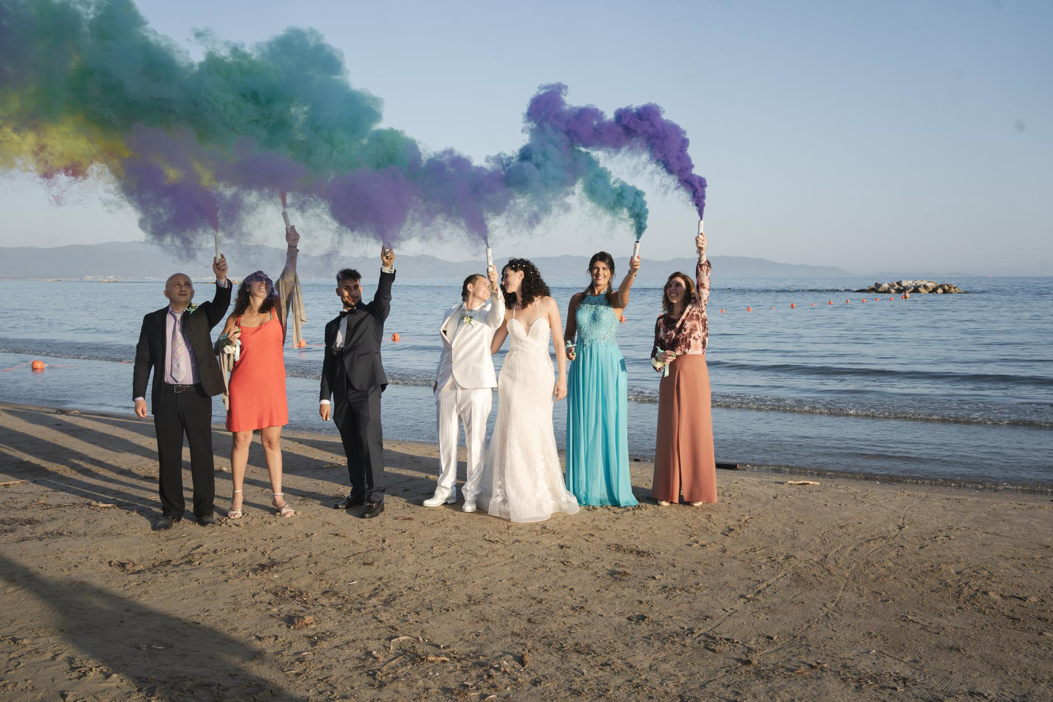 Michela e Valentina – Matrimonio sulla spiaggia di Follonica tra mare, tramonto e fumogeni colorati