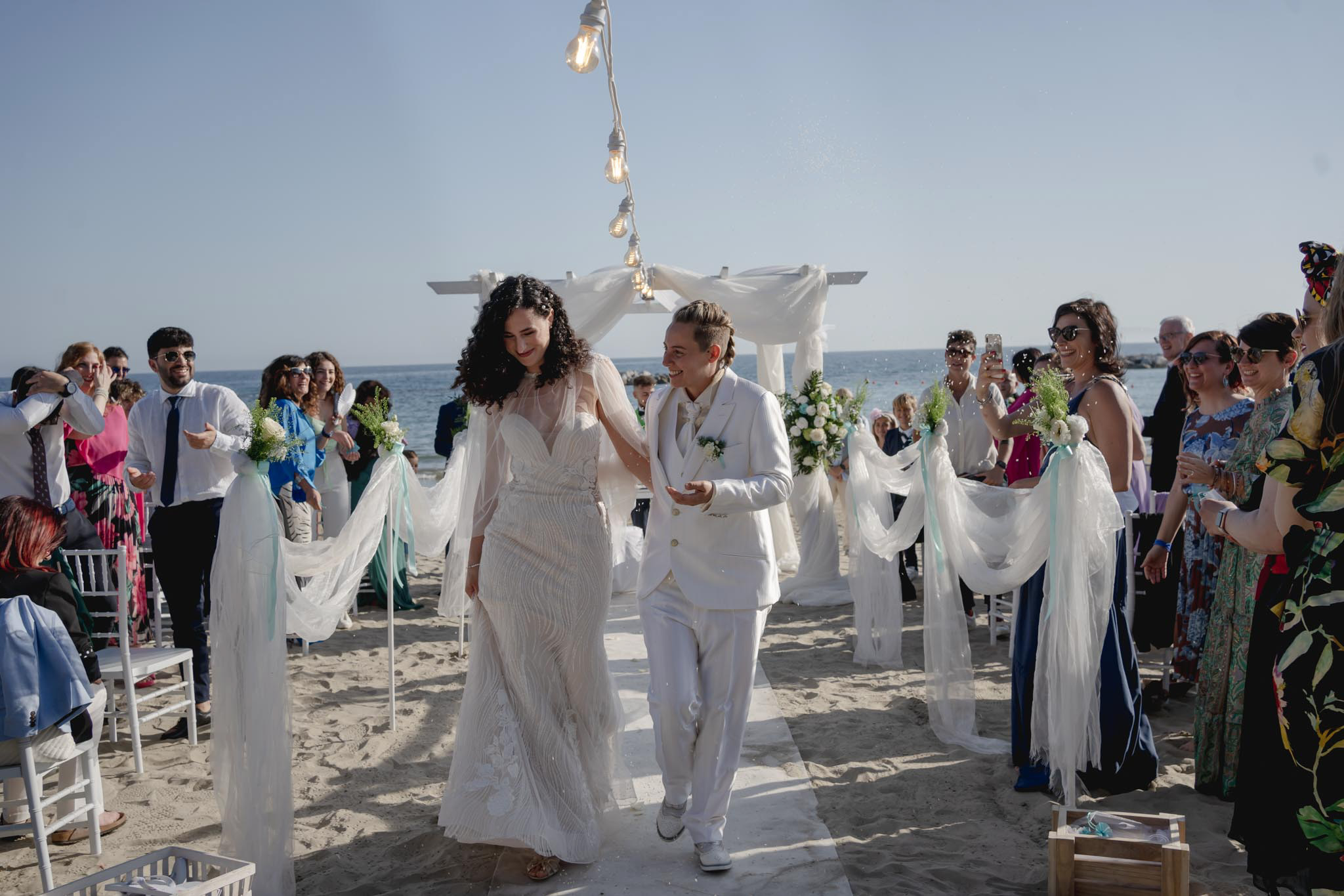 Michela e Valentina – Matrimonio sulla spiaggia di Follonica tra mare, tramonto e fumogeni colorati