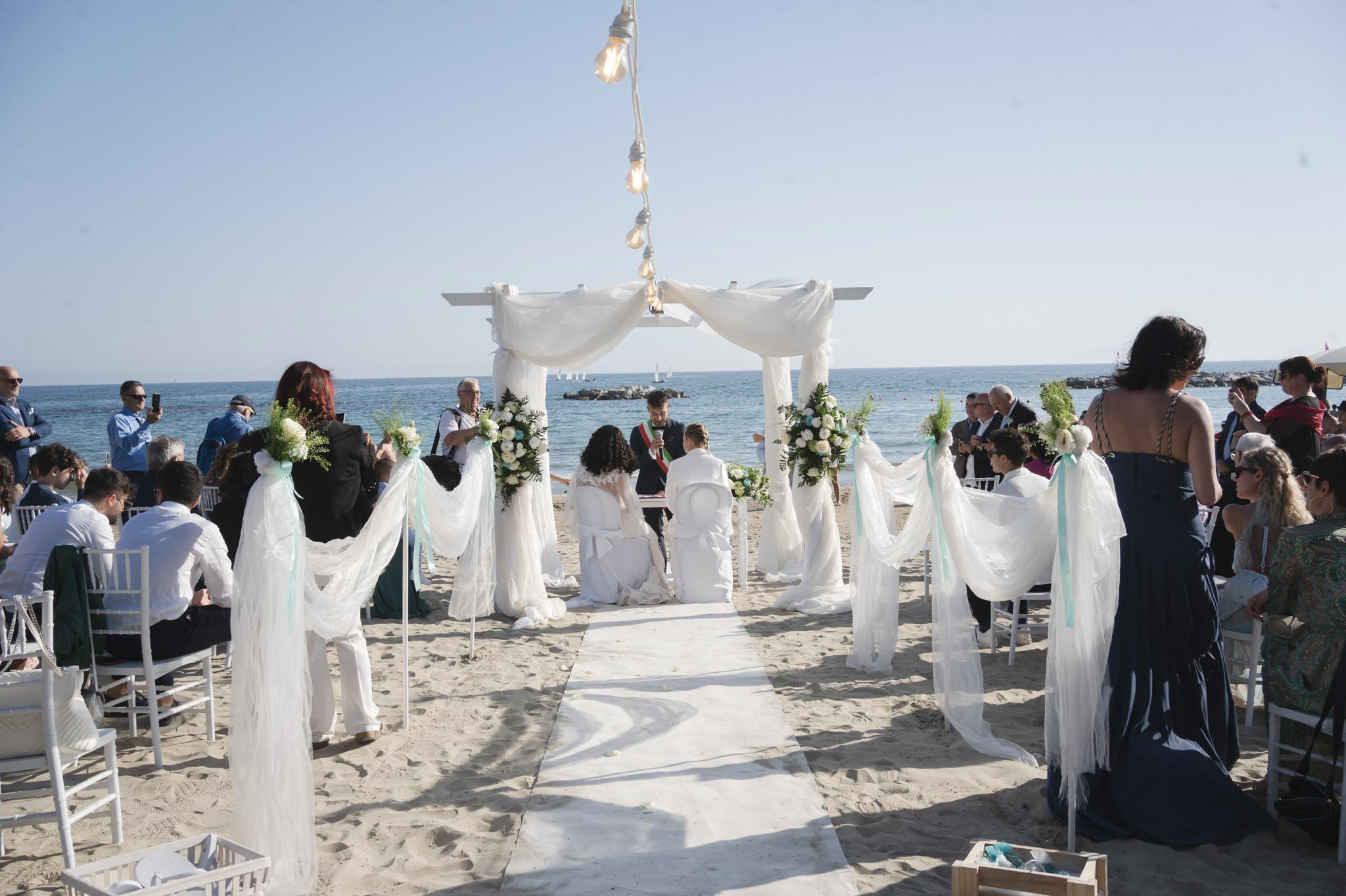 Michela e Valentina – Matrimonio sulla spiaggia di Follonica tra mare, tramonto e fumogeni colorati