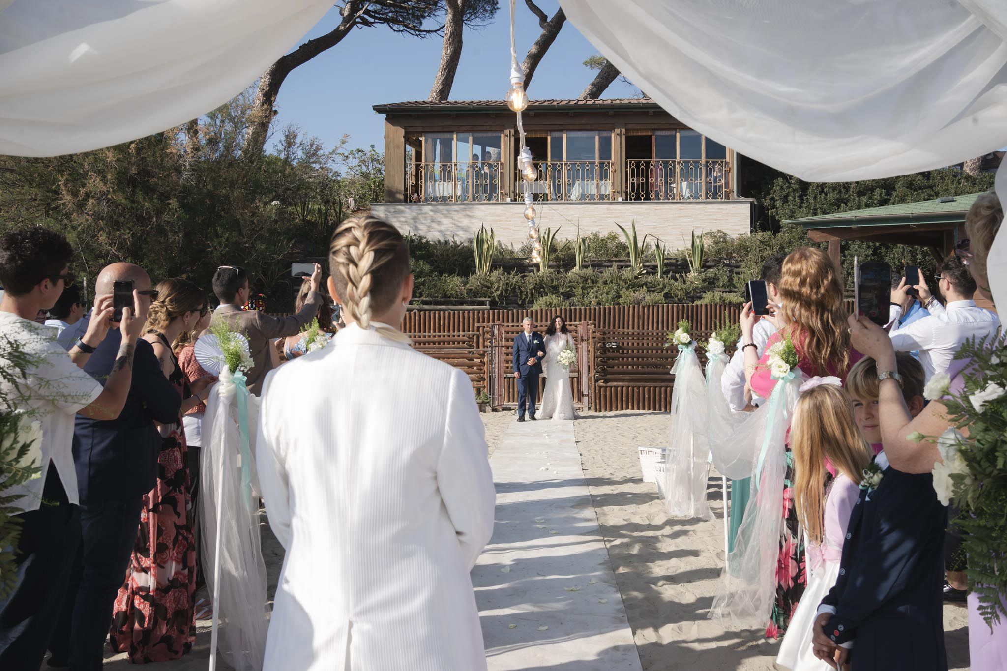 Michela e Valentina – Matrimonio sulla spiaggia di Follonica tra mare, tramonto e fumogeni colorati