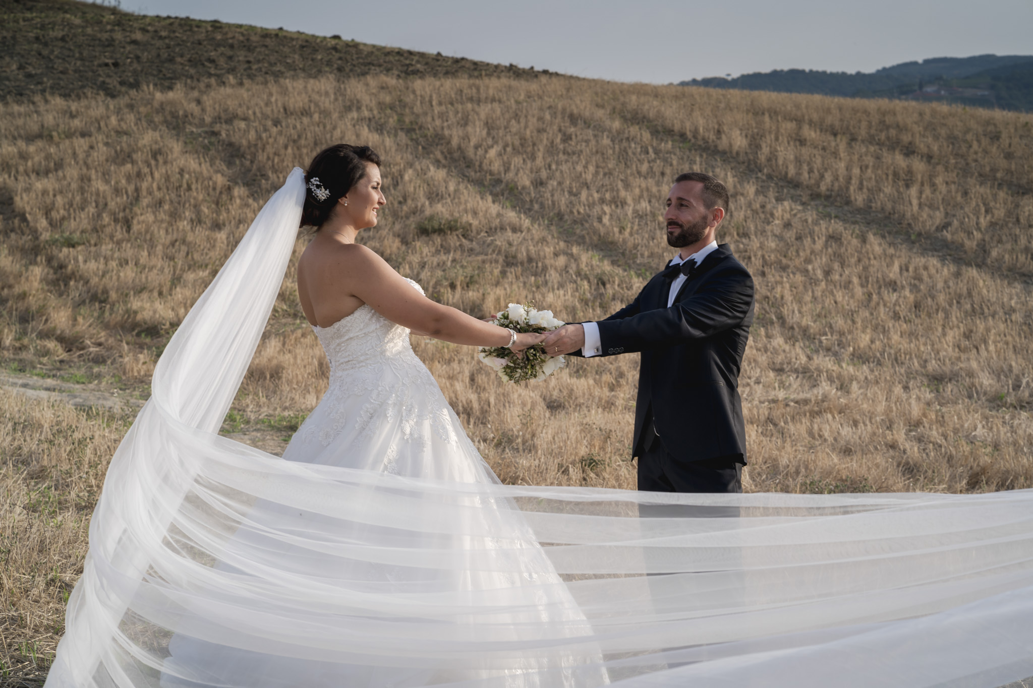 Sara e Marco    Montalcino, il Vento e la Notte – Destination Wedding in Tuscany tra Cipressi, Cantine e Val d’Orcia