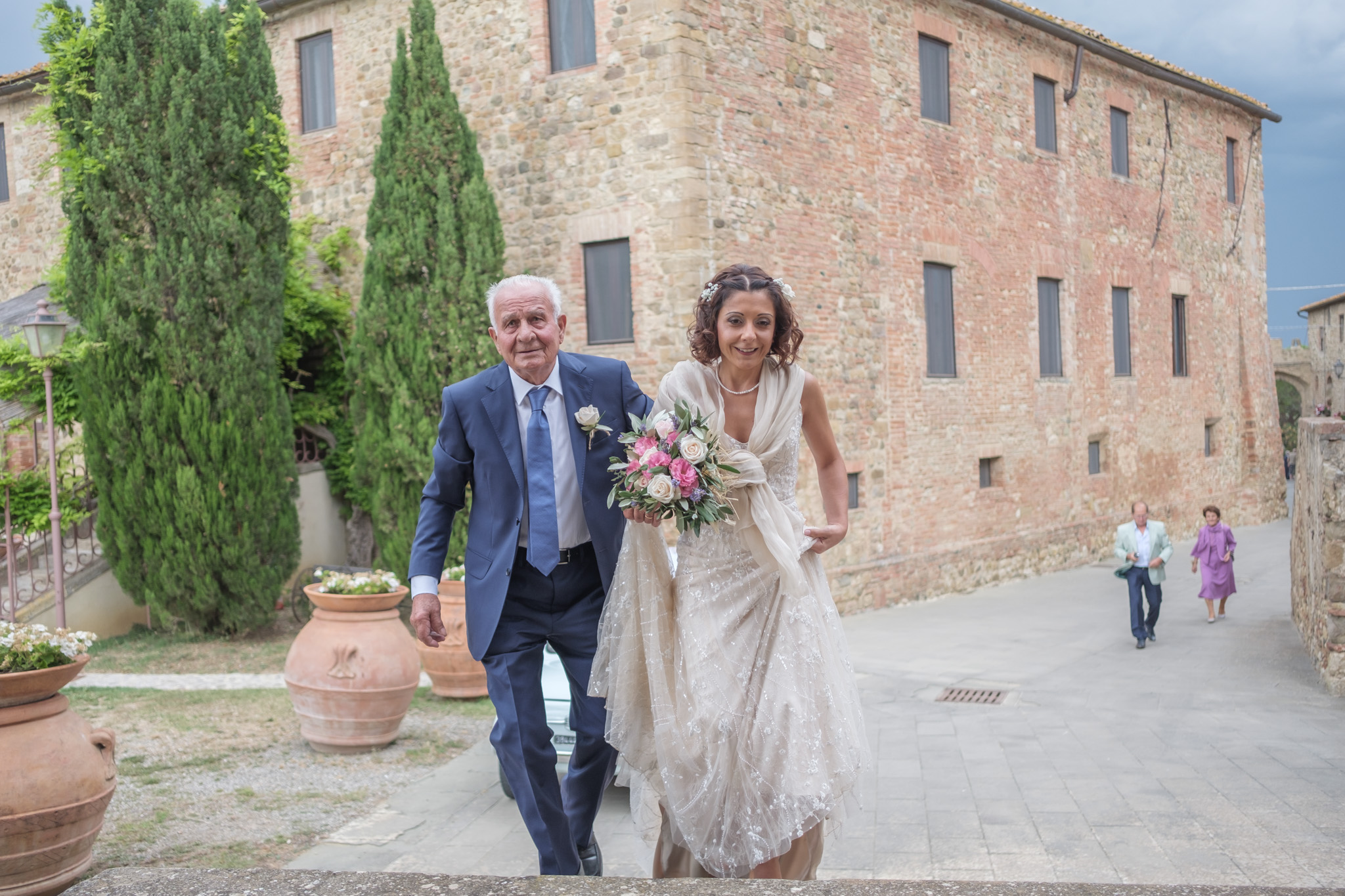Sandra e Stefano: dal Castello di Porrona alla Via Lattea alle Tre Fonti Sandra e Stefano: dal Castello di Porrona alla Via Lattea alle Tre Fonti