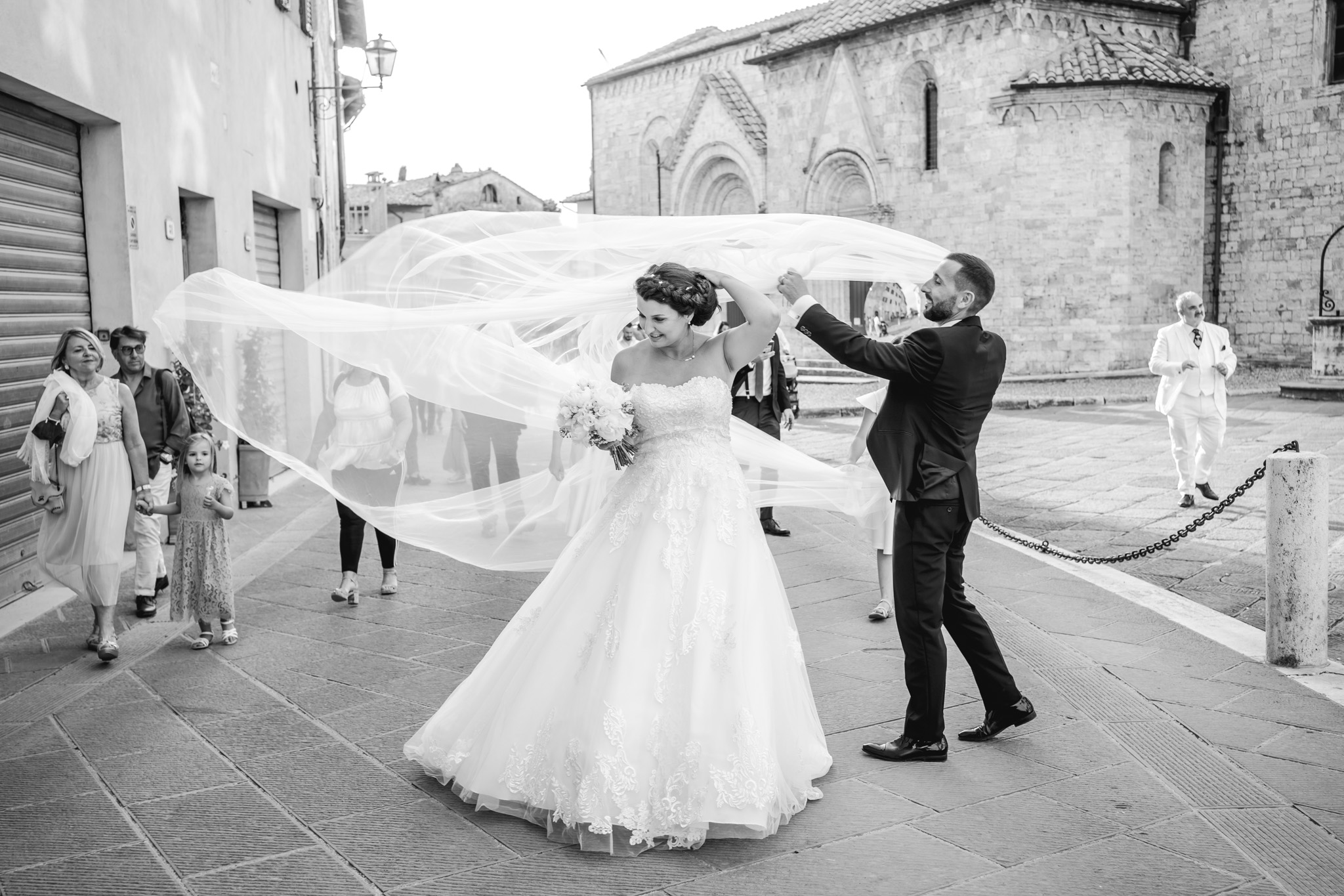 Sara e Marco    Montalcino, il Vento e la Notte – Destination Wedding in Tuscany tra Cipressi, Cantine e Val d’Orcia