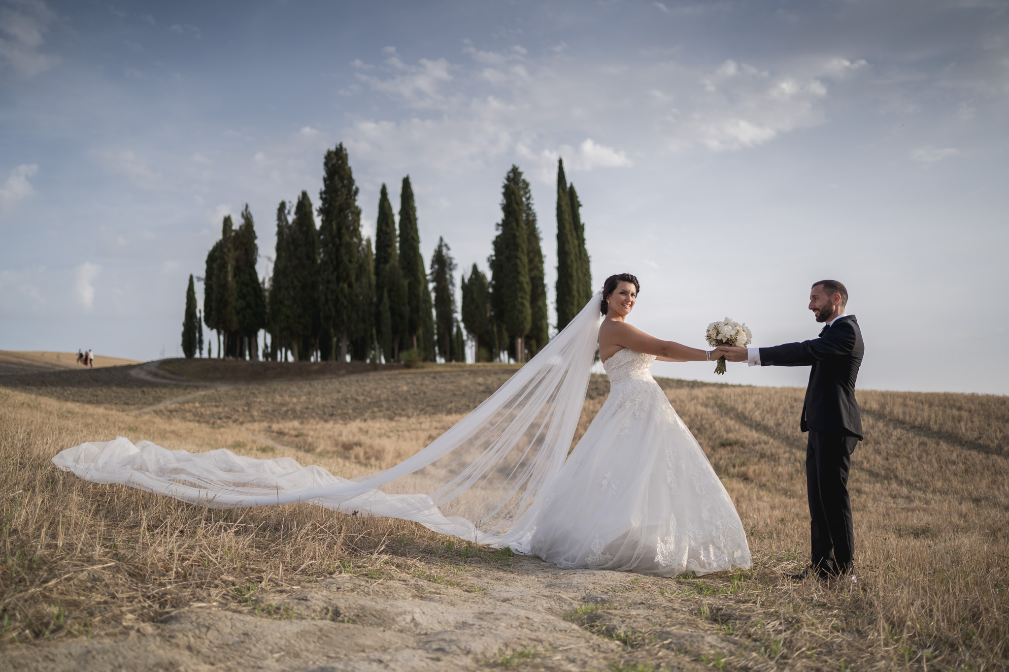 Sara e Marco    Montalcino, il Vento e la Notte – Destination Wedding in Tuscany tra Cipressi, Cantine e Val d’Orcia