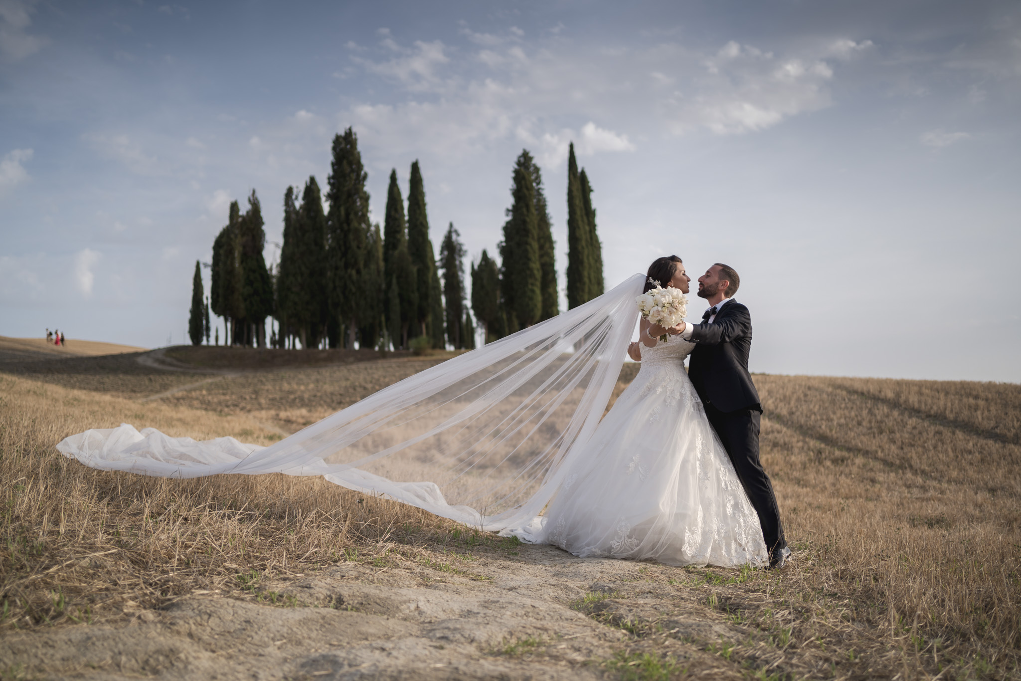 Sara e Marco    Montalcino, il Vento e la Notte – Destination Wedding in Tuscany tra Cipressi, Cantine e Val d’Orcia